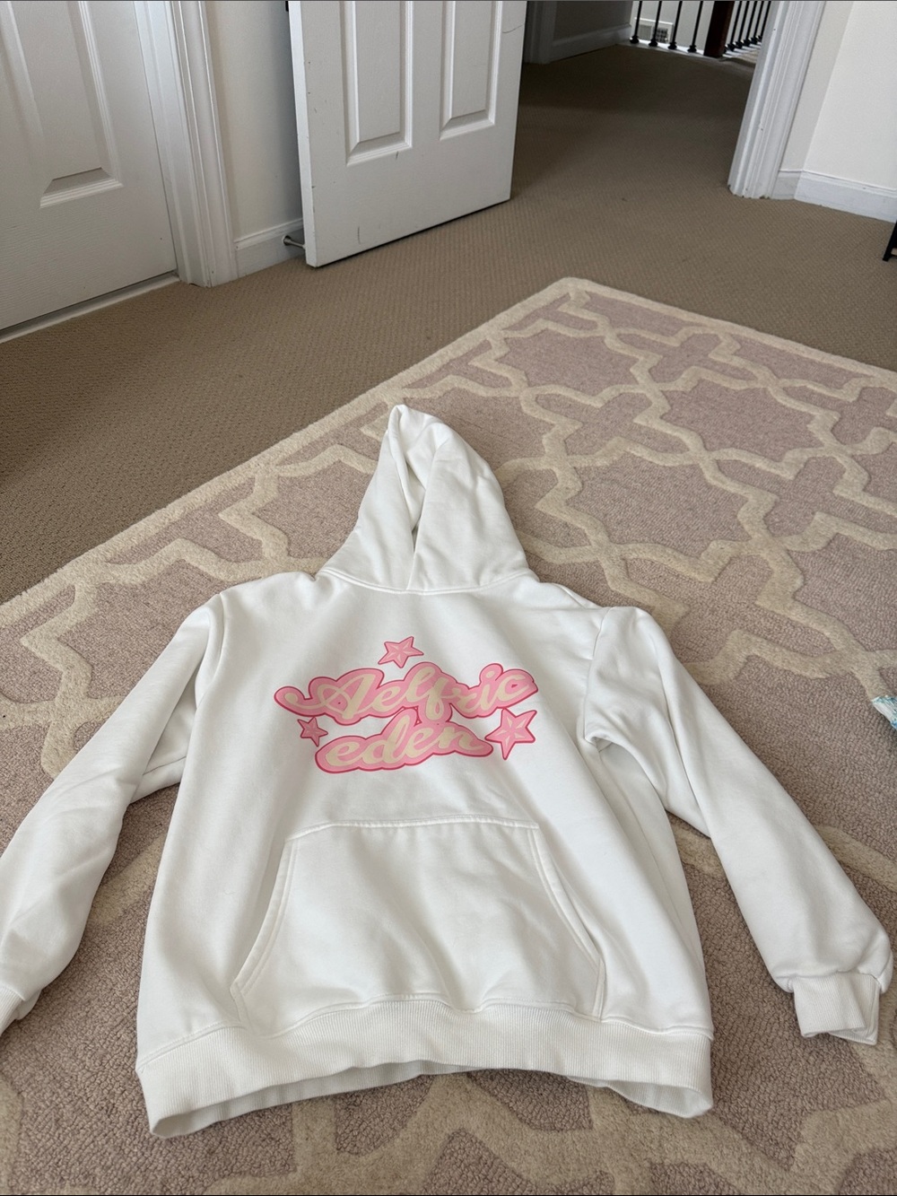 Elfric EdenWhite Hoodie with Pink Graphic